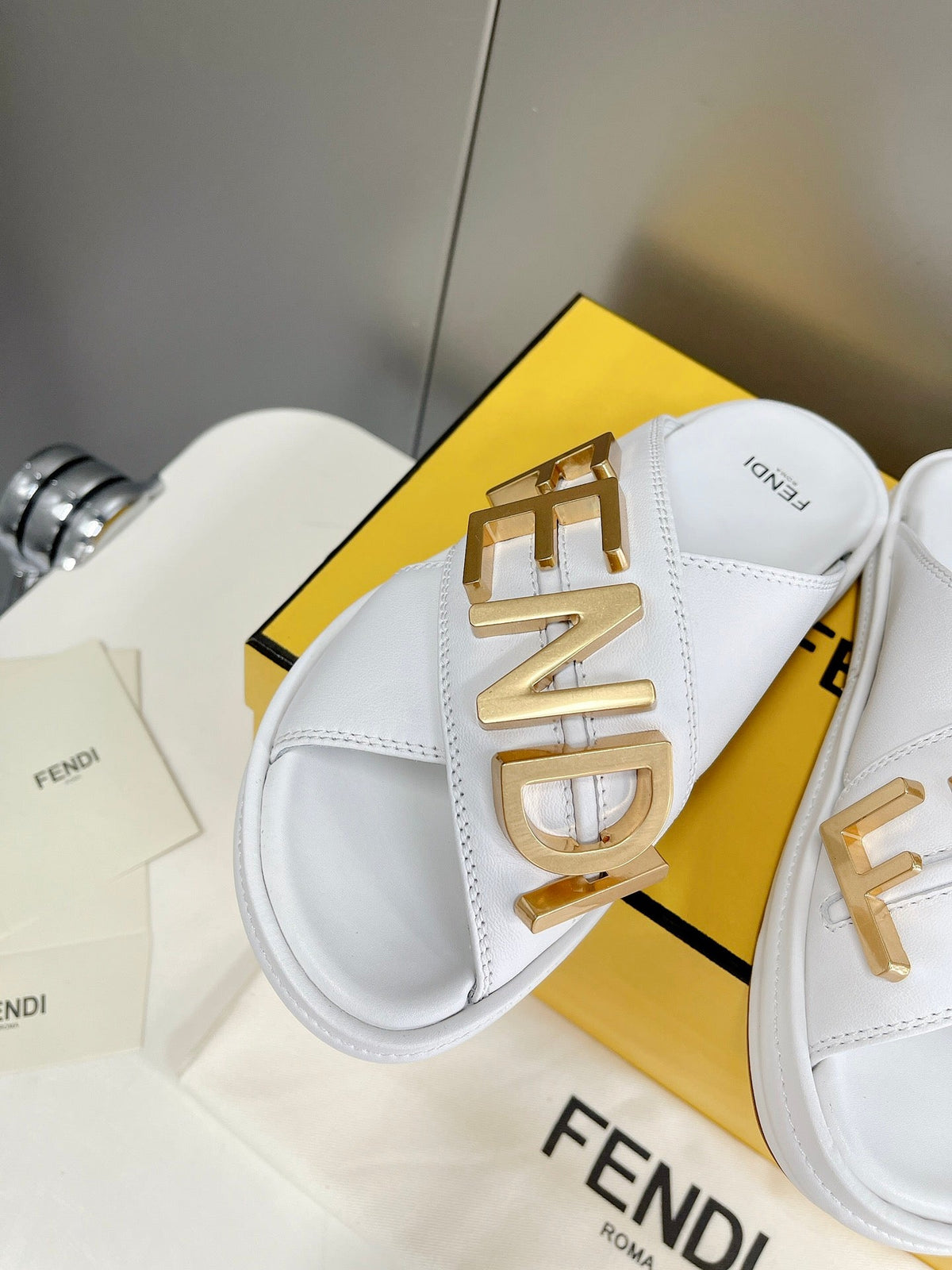 F e n d I slides